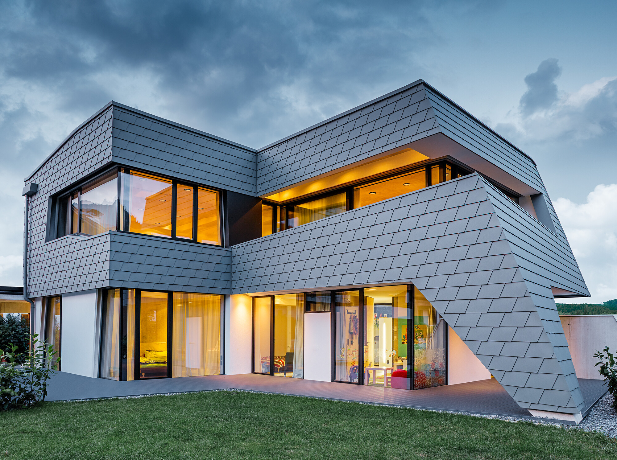 Wohnhaus mit PREFA Wandspanplatte in P.10 hellgrau an der Fassade