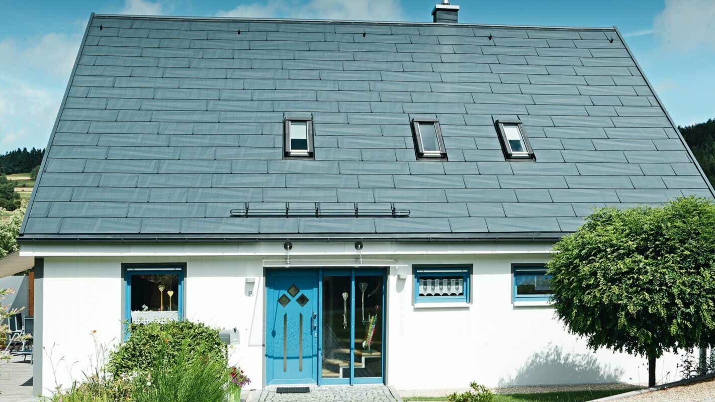 Roof renovation with PREFA FX.12 roof panels in P.10 anthracite