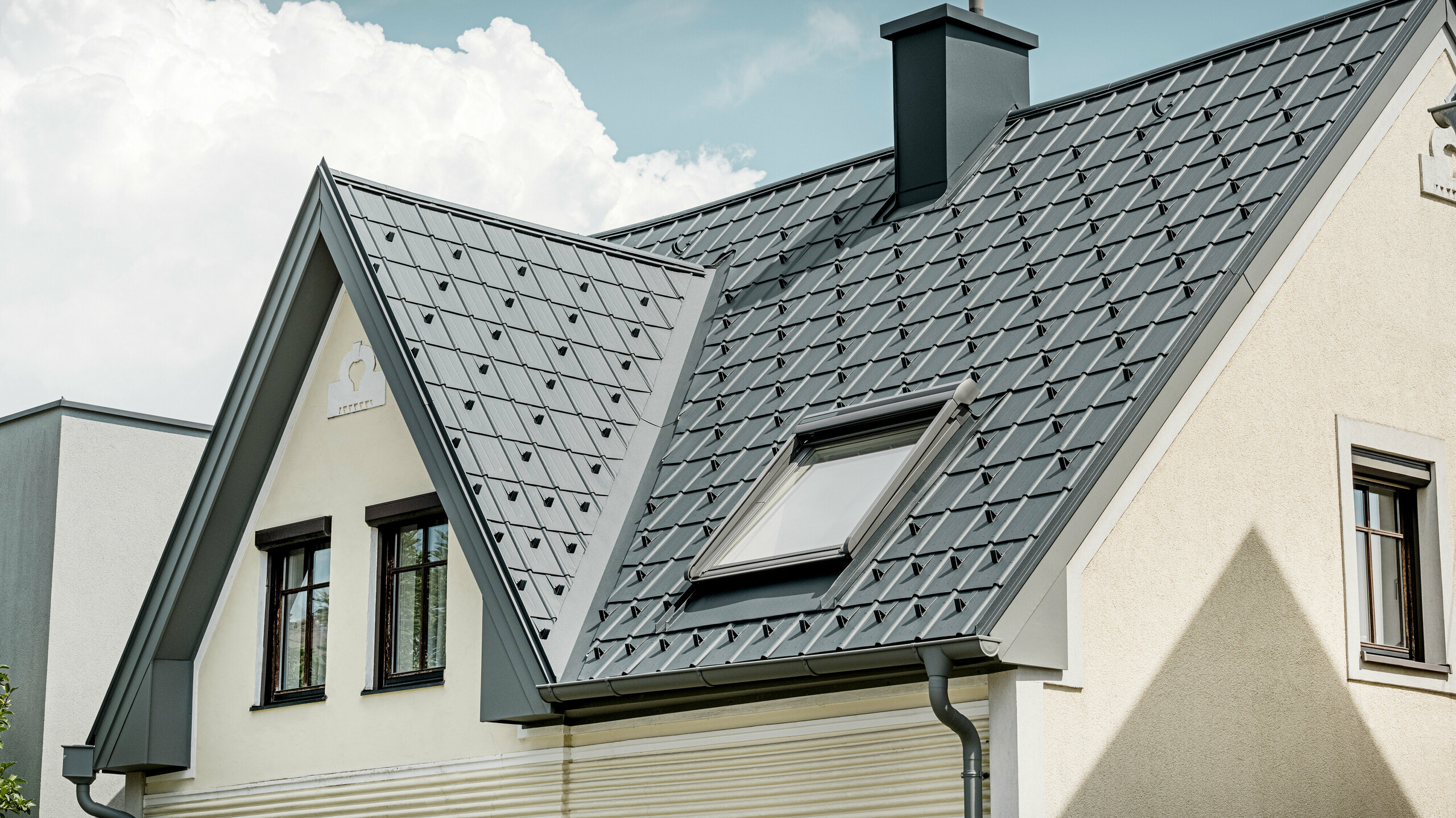 Detached house in St. Valentin with PREFA roof tiles in anthracite and a PREFA roof drainage system in light grey.