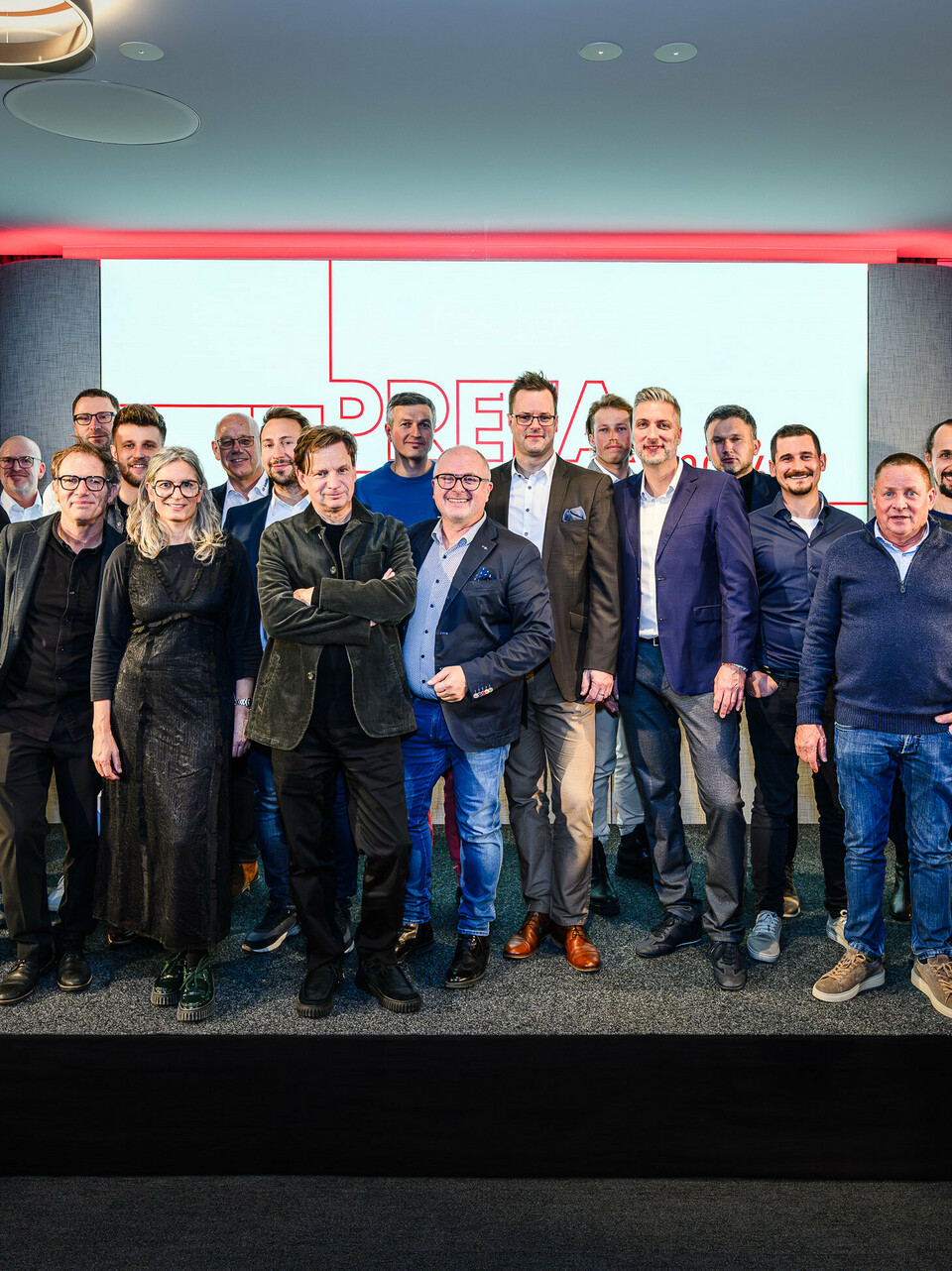 Gruppenfoto der Architekt:innen, Planer:innen und Verarbeiter:innen auf der Bühne der PREFARENZEN Präsentation 2026 im k47.wien – ein starkes Symbol für Gemeinschaft, Kreativität und zukunftsweisende Architektur. Vor dem leuchtenden PREFARENZEN-Logo stehen die Gestalter:innen hinter den beeindruckenden Projekten mit PREFA Aluminium. Die Szene spiegelt Stolz, Innovation und Zusammenarbeit wider. PREFA Produkte bieten langlebige, witterungsbeständige Lösungen mit ästhetischem Anspruch – ideal für moderne Architekturkonzepte. Ein inspirierender Abend voller Austausch, Visionen und starken Partnerschaften.