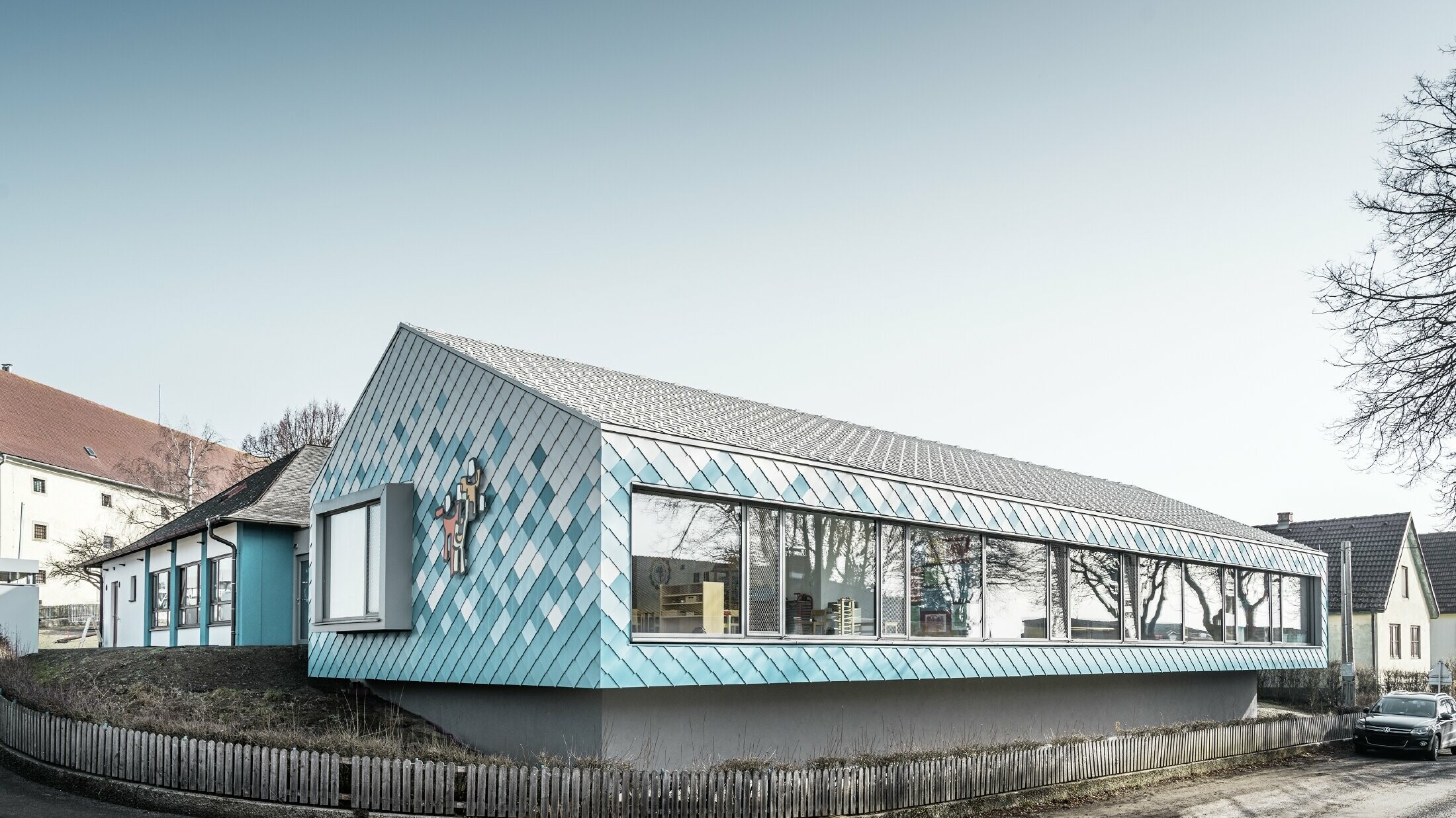 For the façade design of the kindergarten, the PREFA aluminium rhomboid façade tile 29 was chosen in the colours pure white, light blue and turquoise. These wereinstalled in a colour gradient (white on top and blue below).