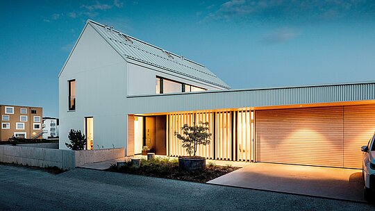 Das moderne Einfamilienhaus in Freistadt besticht durch seine auffällige, rein weiße Architektur. Die zickzack gefaltete PREFALZ-Fassade aus Aluminium verleiht dem Gebäude eine edle Eleganz. Das puristische Design des Hauses wird durch warme Holzelemente im Eingangsbereich und kunstvoll beleuchtete Fassadenteile unterstrichen. Die Verwendung des langlebigen und wartungsarmen PREFALZ-Materials garantiert nicht nur ästhetische Beständigkeit, sondern auch eine hervorragende Witterungsbeständigkeit – ideal für nachhaltige und anspruchsvolle Bauprojekte.