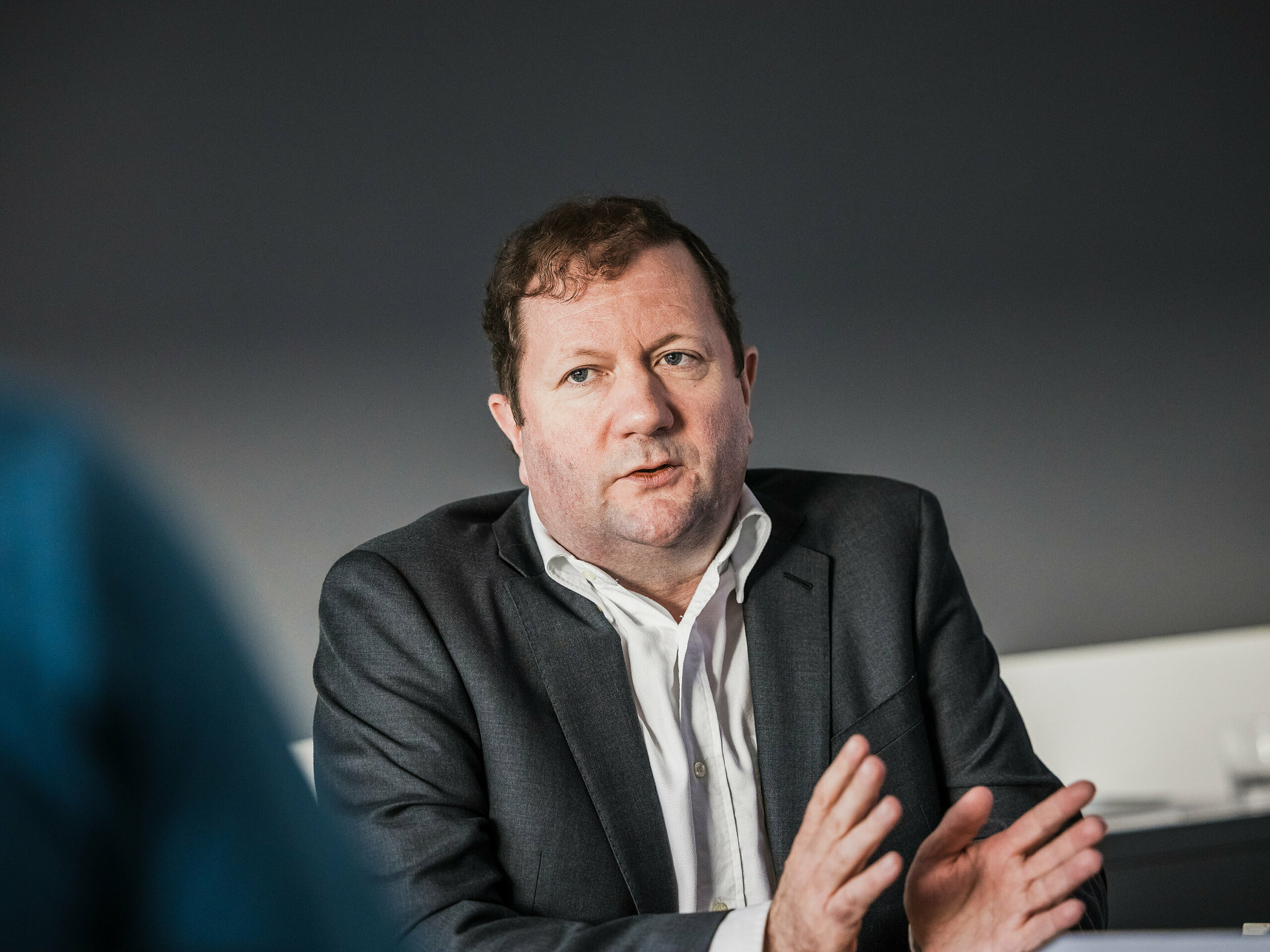 Pierre Hiblot, Direktor des Familienunternehmens Quemard in der Bretagne, das 1946 gegründet wurde. Die Handwerkskunst von Quemard macht die Fassade des Collège Léontine Dolivet nicht nur optisch ansprechend, sondern garantiert auch Langlebigkeit und Witterungsbeständigkeit.