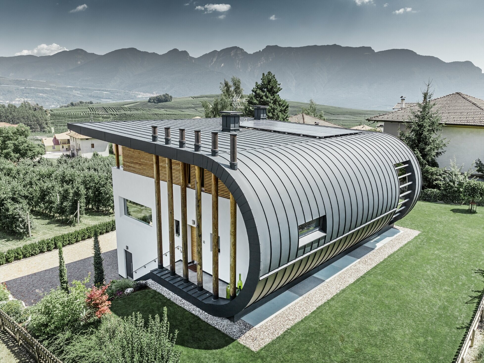 Aerial view of Casa Giovannini in Italy with the rounded façade with Prefalz standing seam in P.10 Anthracite.