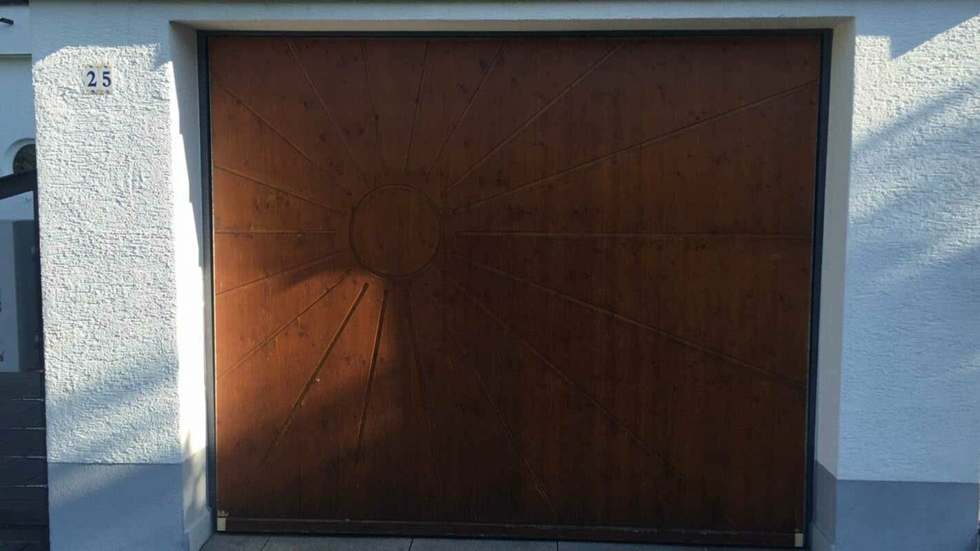 Garage door before renovation with PREFA sidings