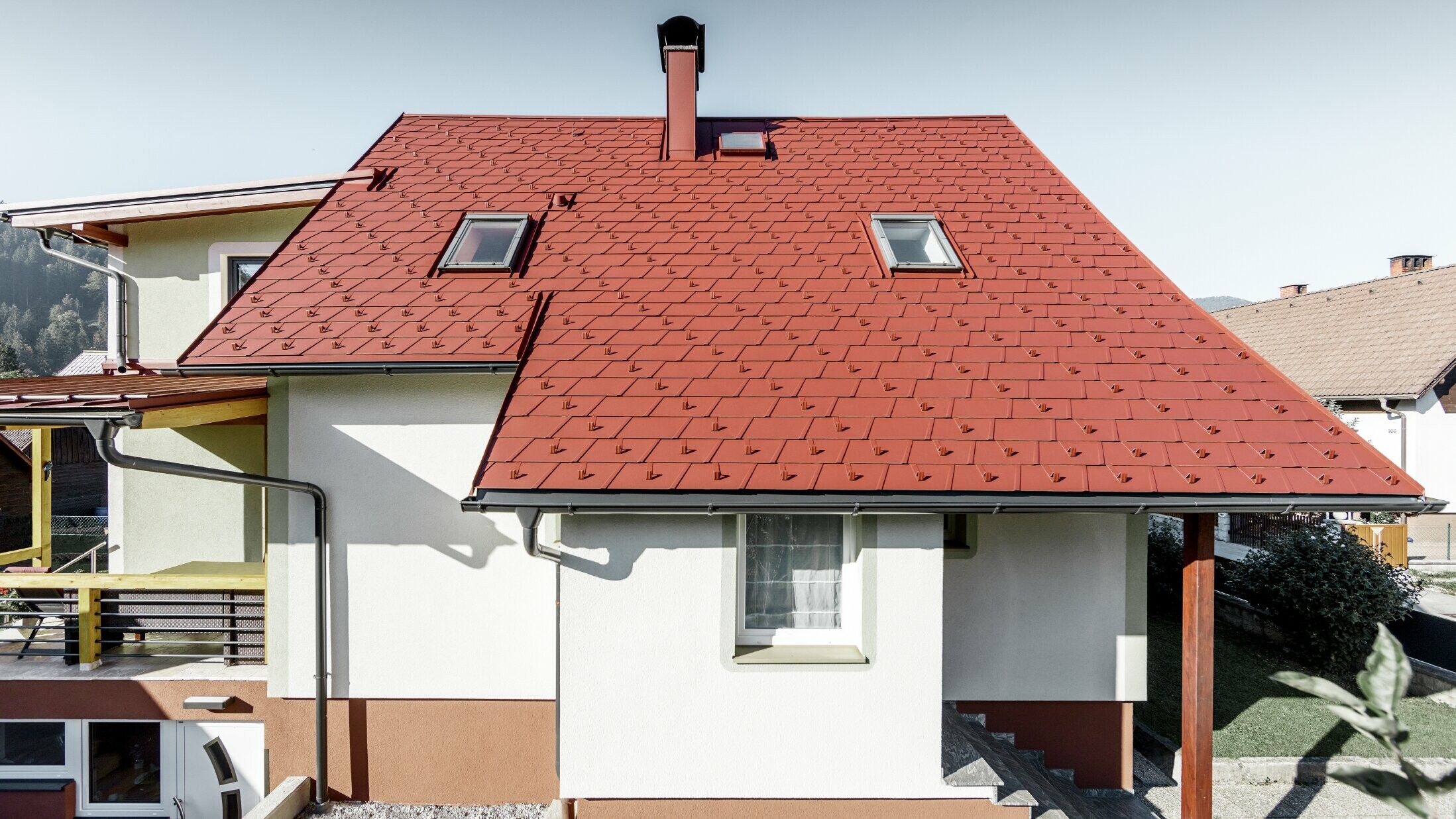 Refurbished detached house with the new PREFA roof shingle – in this case the DS.19 in oxide red was used.