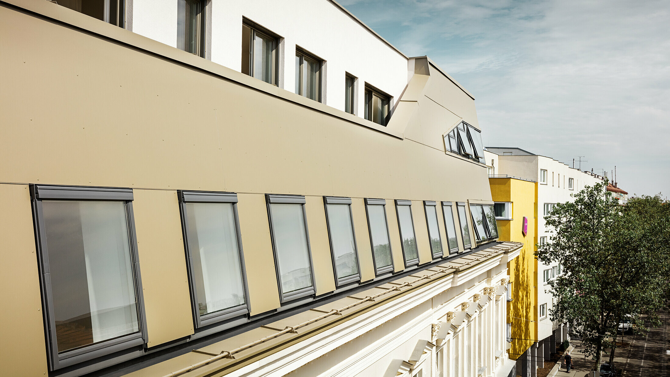 Roof extension in the Schloßhofer Straße in Vienna with PREFA aluminium composite panels in bronze