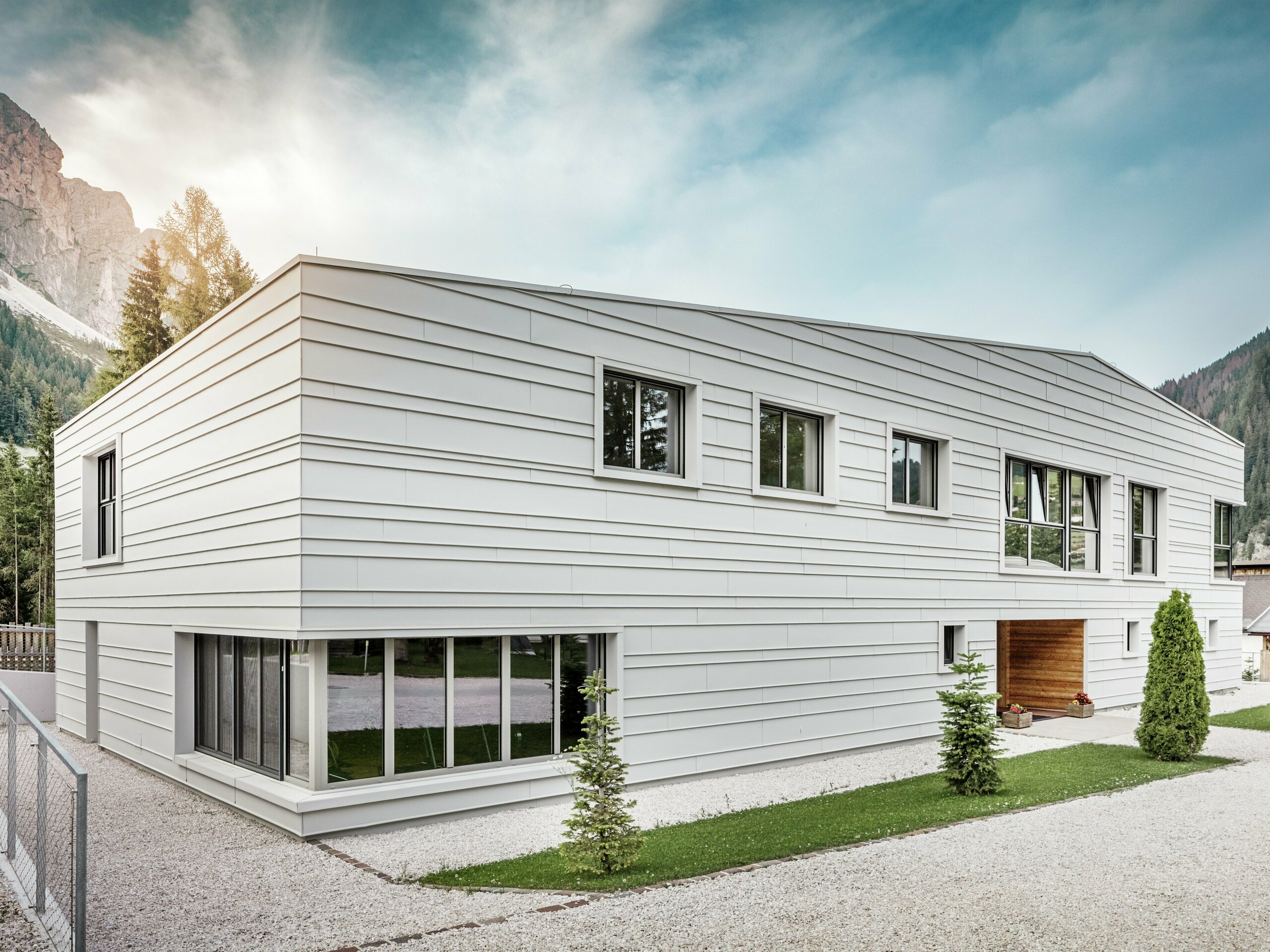 The modern façade of the Tempesti barracks in South Tyrol impresses with its clear geometry and high-quality standing seam panels made of PREFALZ in the colour P.10 PREFA white. The aluminium used reflects light, regulates the microclimate and offers lasting protection. A real eye-catcher is the wood-clad entrance area, which brings warmth and openness to the austere military environment.