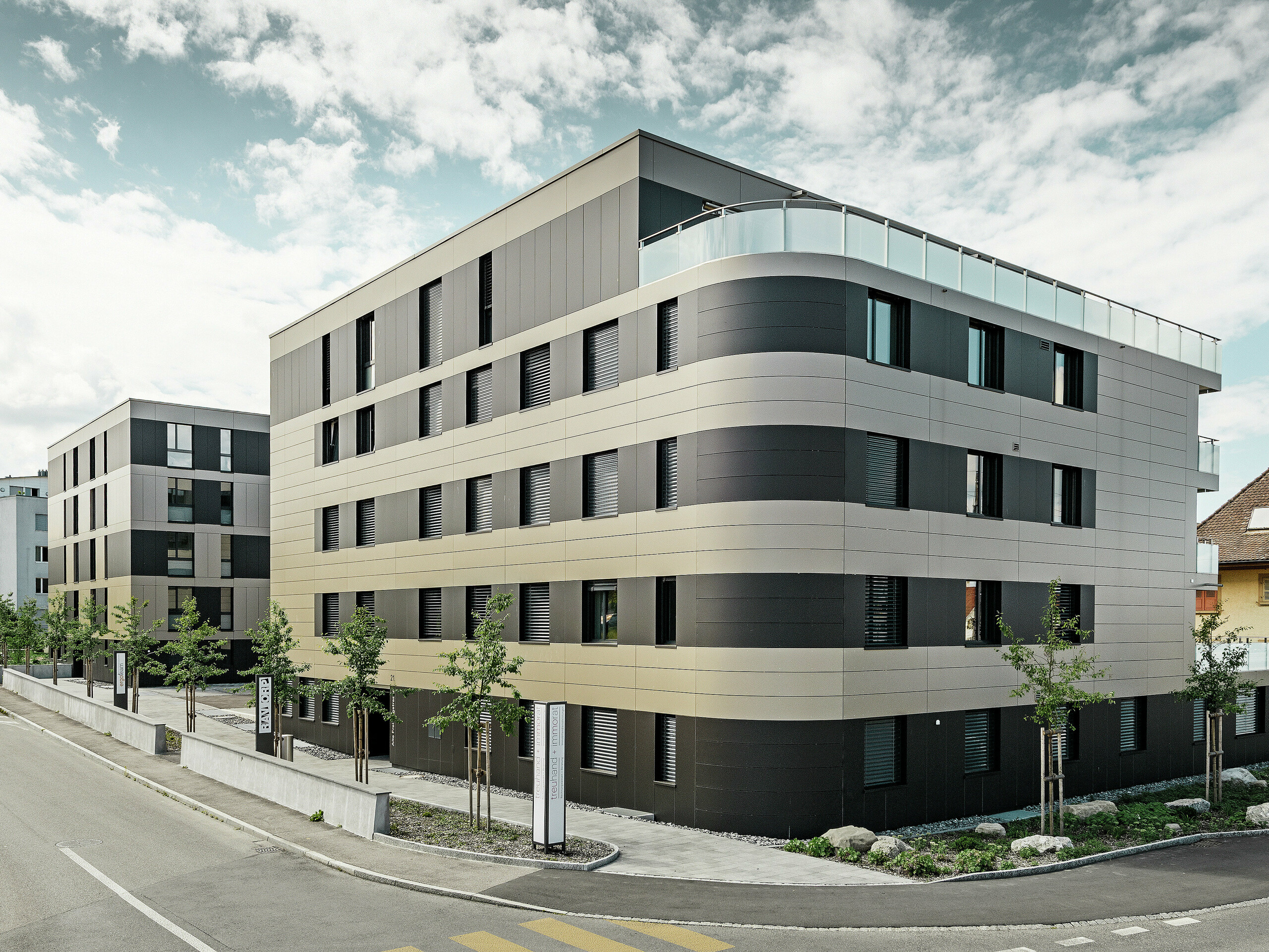 Cubic residential complex with an aluminium façade in bronze with black grey components