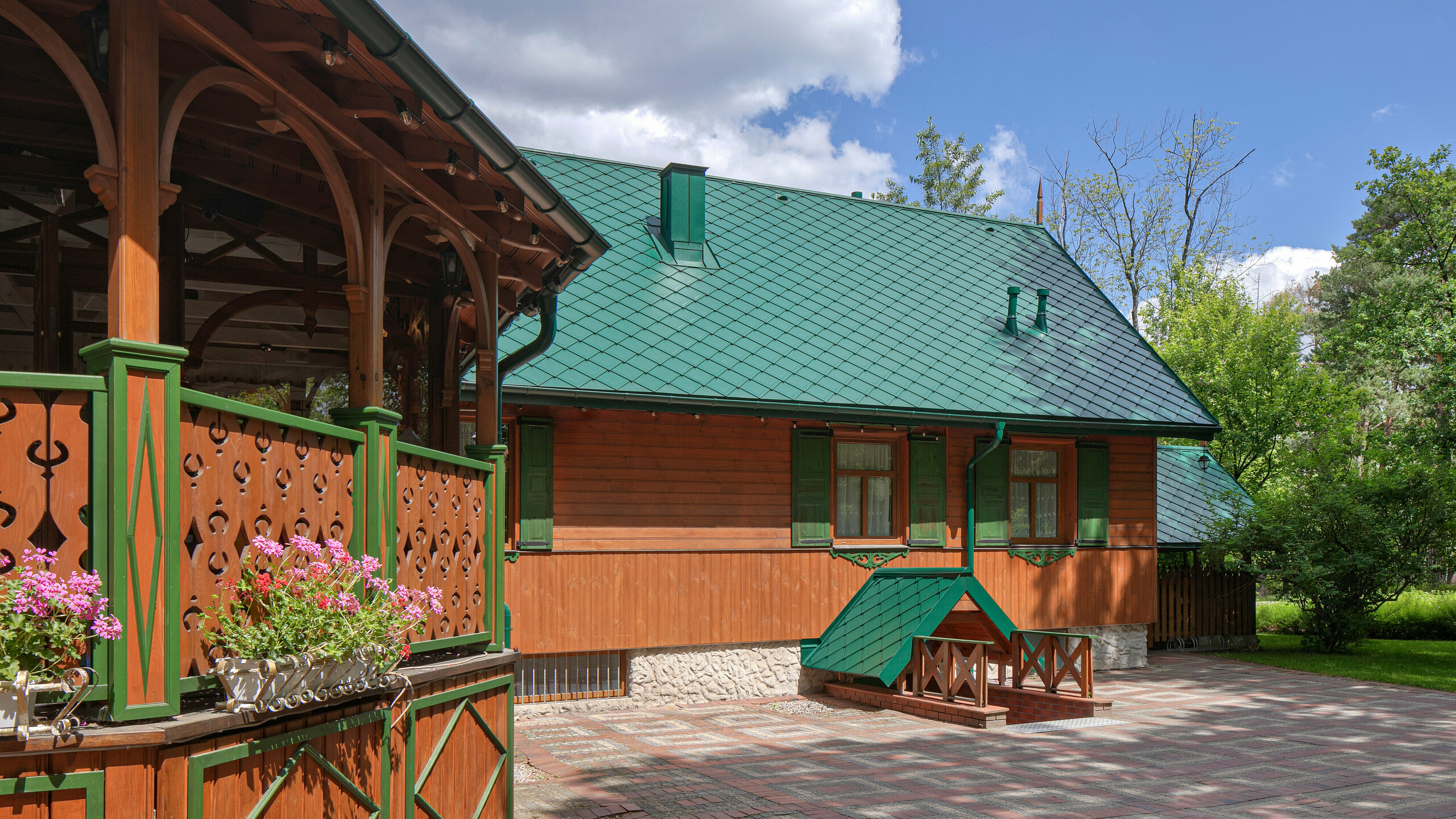 Cukiernia Sosenka mit PREFA Dachraute sowie Ablaufrohr und Hängerinne in Moosgrün