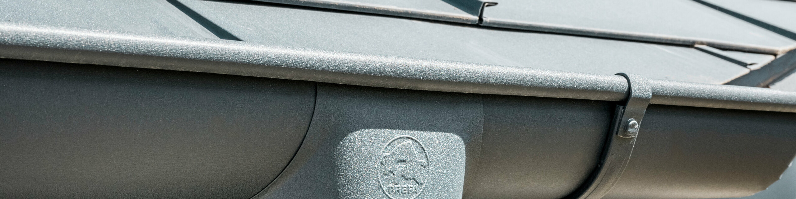 Detached house in Newel-Besslich with PREFA R.16 roof tiles and PREFA roof drainage system in anthracite