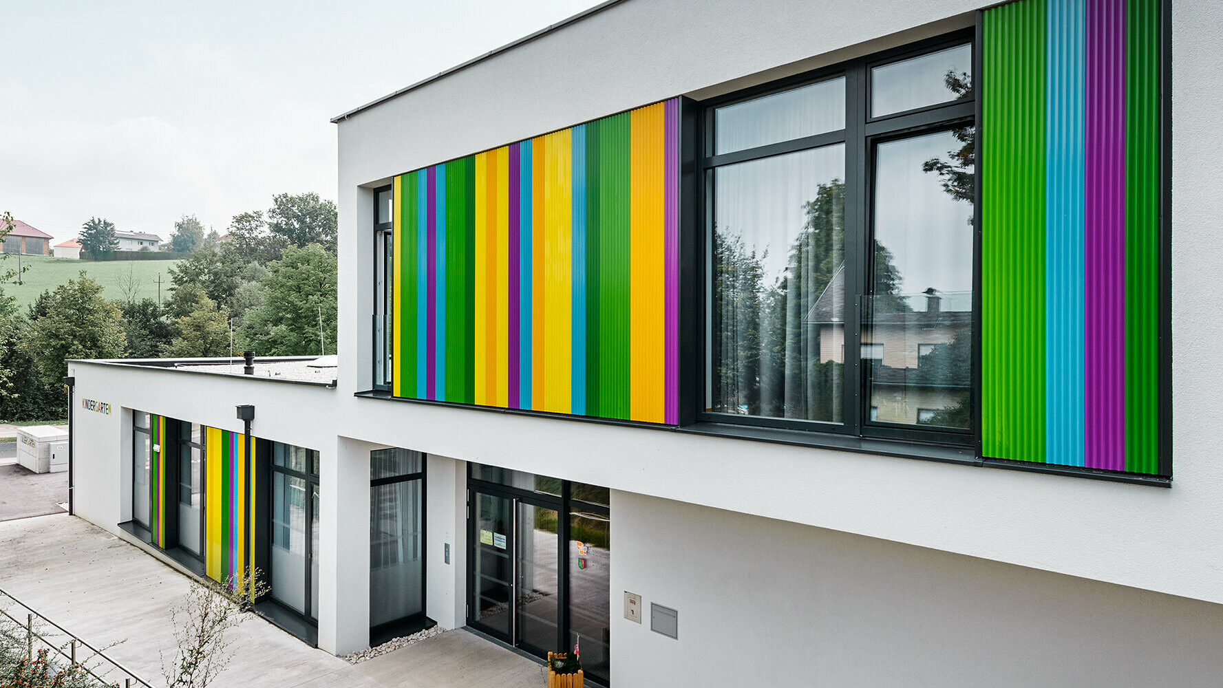 Kindergarten with colourful PREFA serrated profile combined with a plaster façade