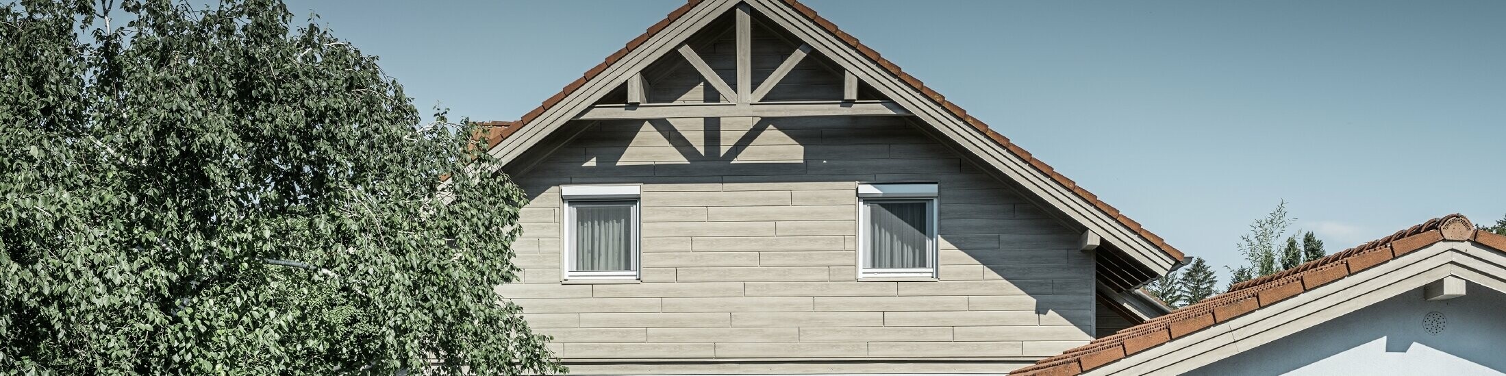 Here, the wood-effect aluminium façade from PREFA was installed horizontally and will never need to be repainted.