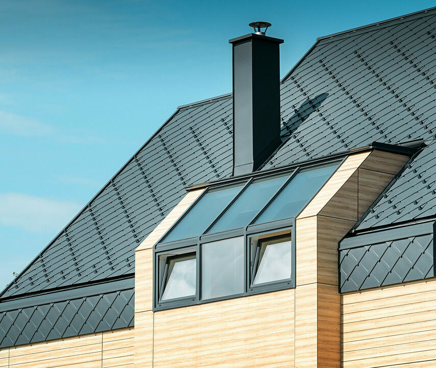 Detached house with gable roof without eaves with a wooden-look façade and an anthracite aluminium roof