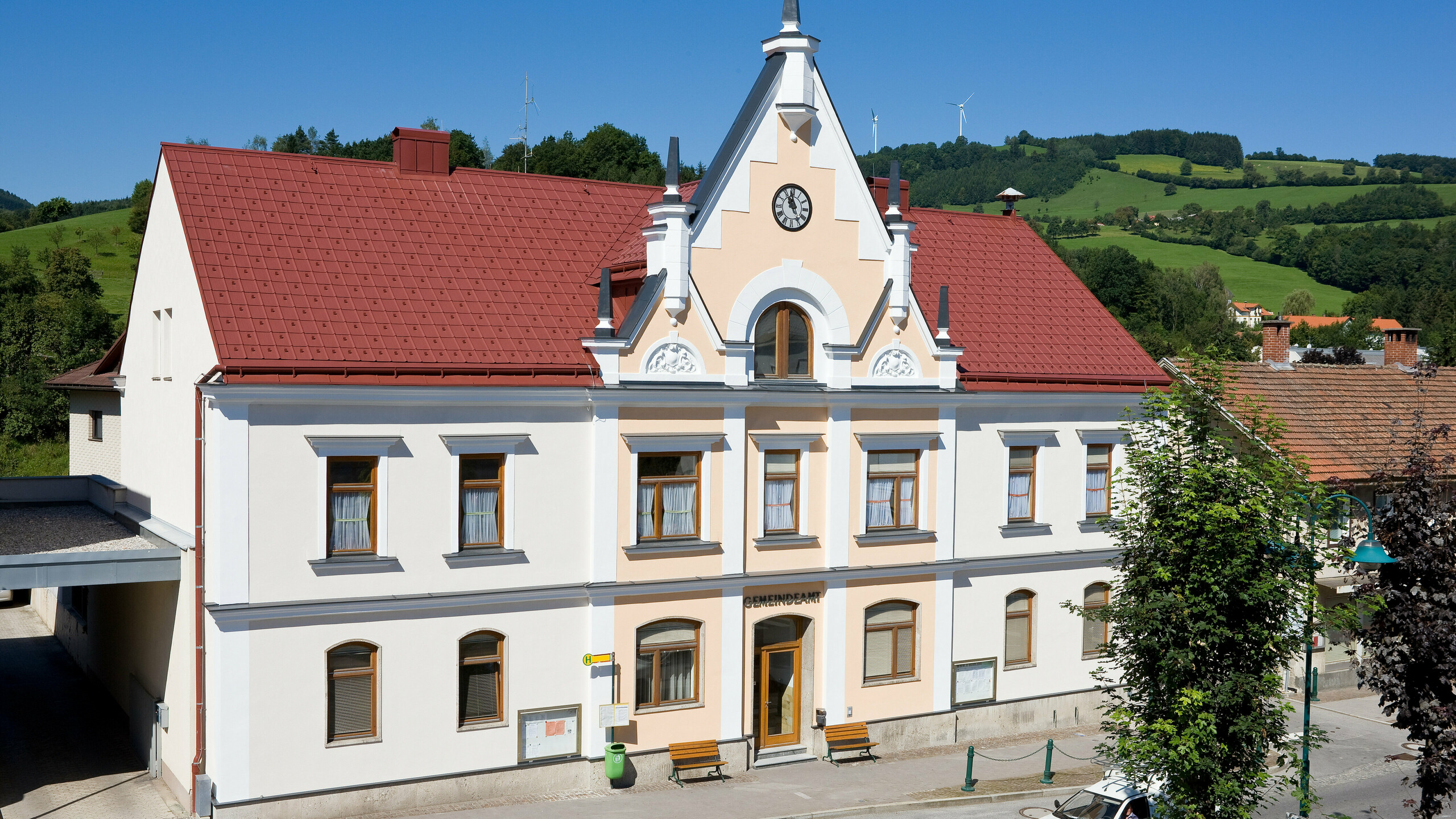 Traisen Municipal Office covered with the PREFA roof tile and the PREFA on-roof gutter