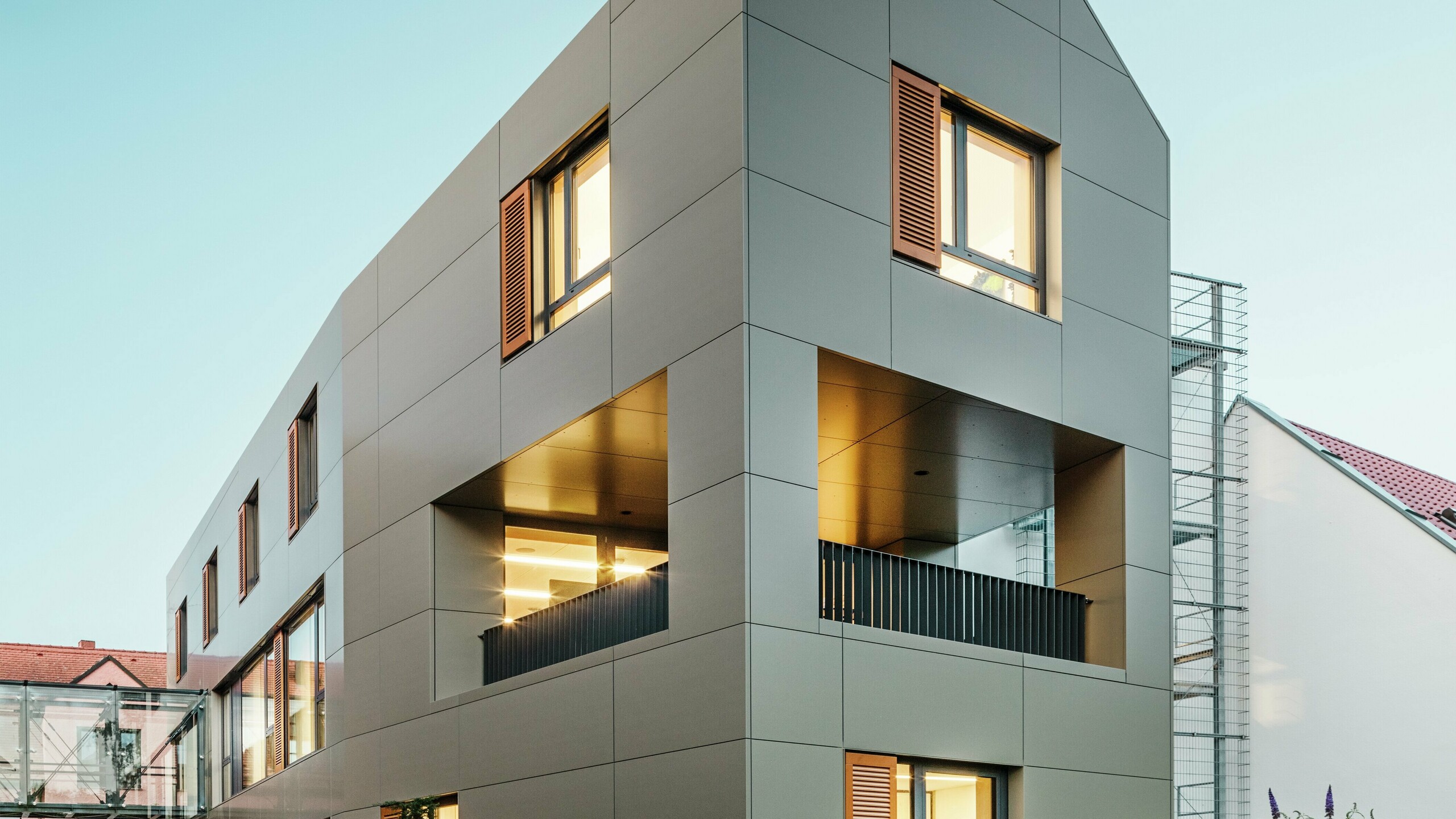 The town hall in Alzenau, Germany, features a modern façade made of bronze-coloured aluminium composite panels from PREFA. The clean, geometric lines of the panels give the building an elegant, contemporary look. The well-maintained exterior complements the architecture.