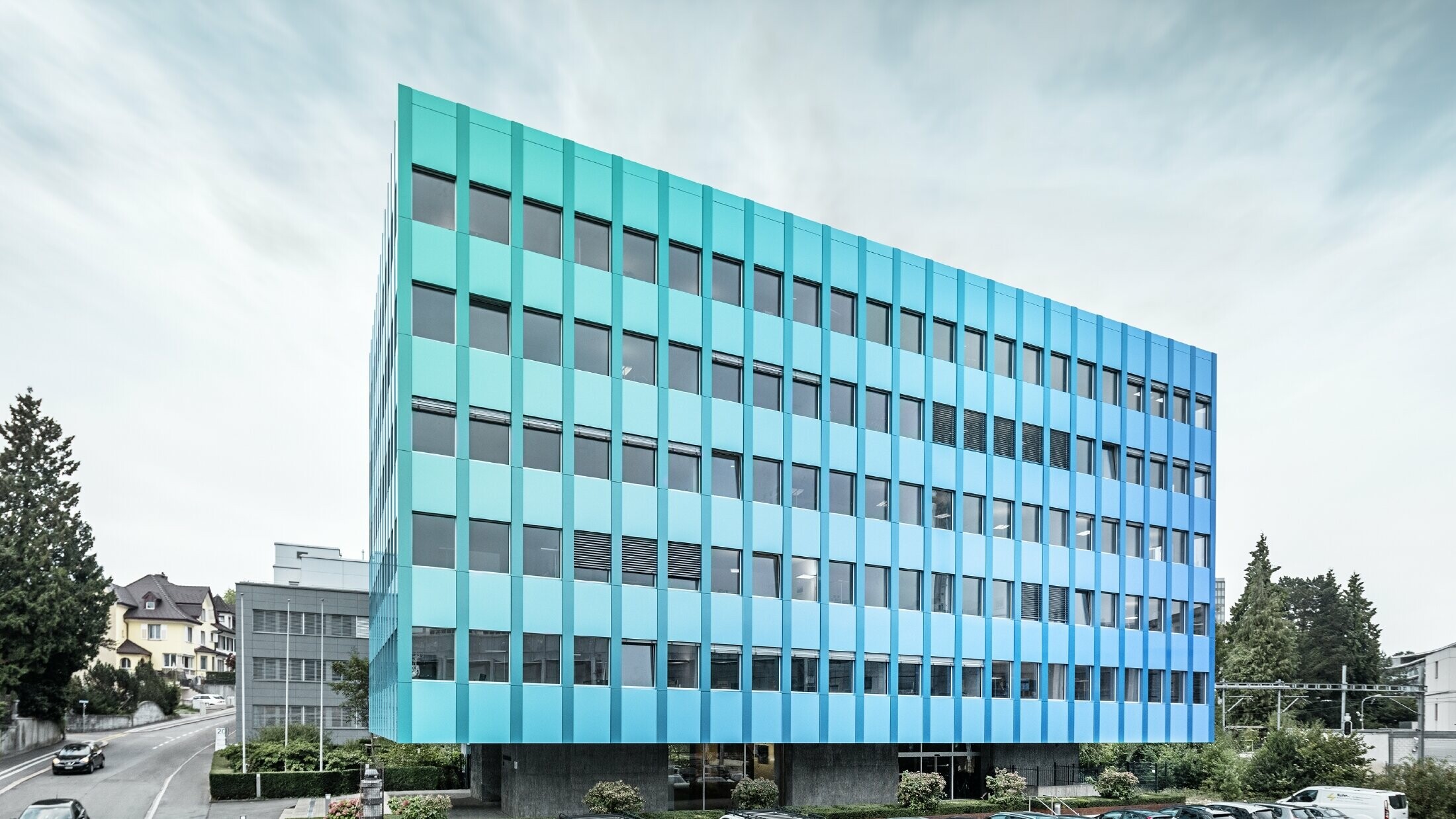 Side view of the Wielandhaus in Aarau; the façade is clad with PREFABOND aluminium composite panel made of aluminium from PREFA, which shimmer in blue-green thanks to a special coating process.