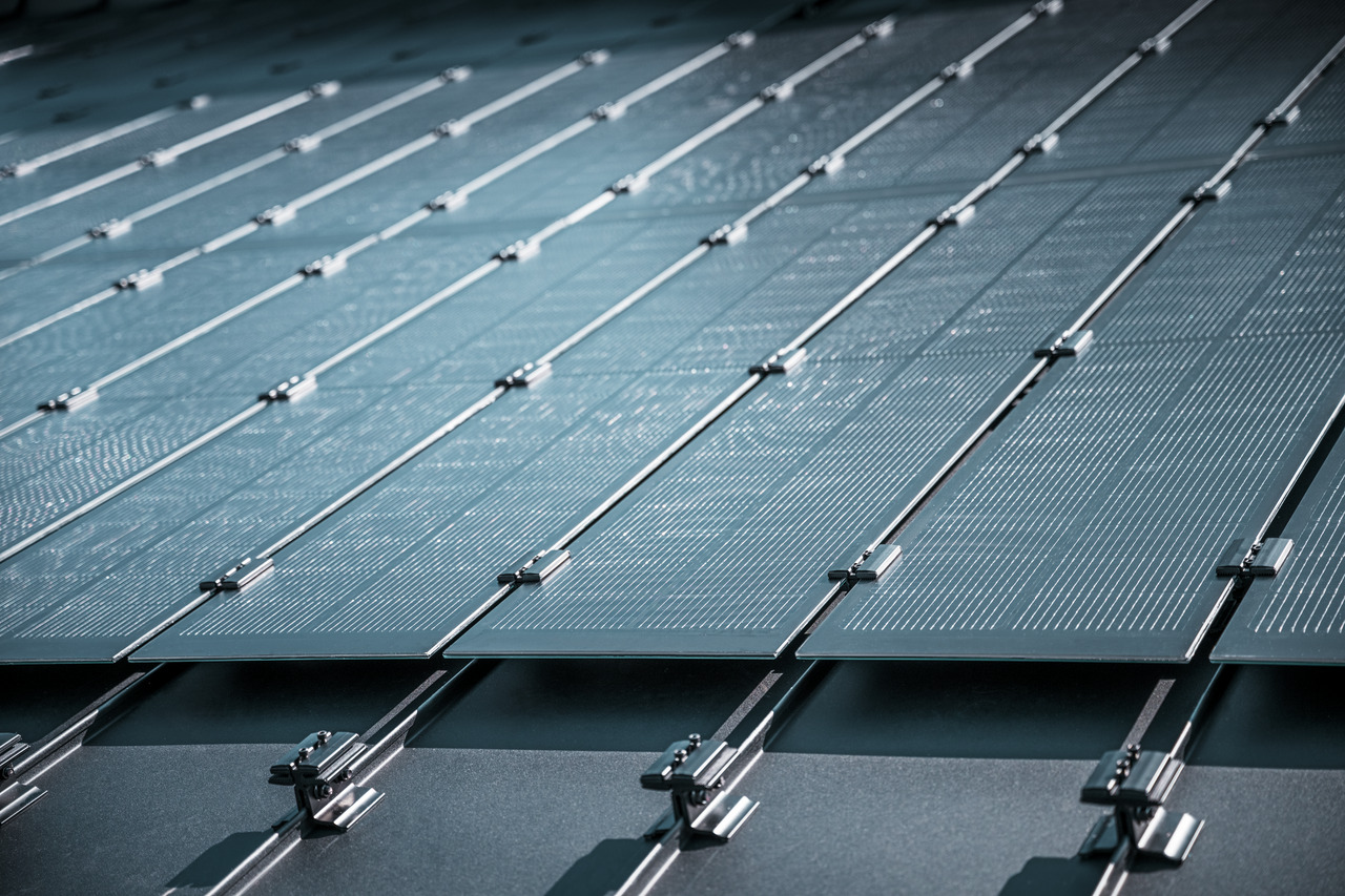 Detailed view of the installation of Prefalz solar panels on a roof in Meschede